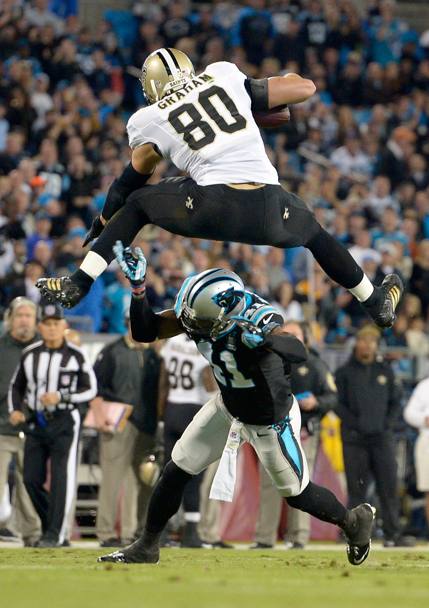 Jimmy Graham dei New Orleans Saints salta Roman Harper dei Carolina Panthers, al Bank of America Stadium di Charlotte, North Carolina (Afp)